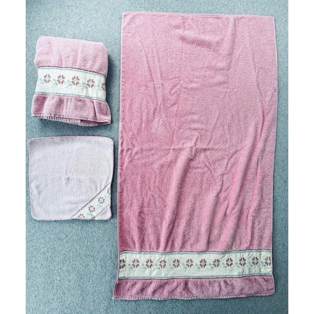 Vintage Letters Inc Bath‎ Towels & Washcloths Pink Satin Embroidered Trim Floral